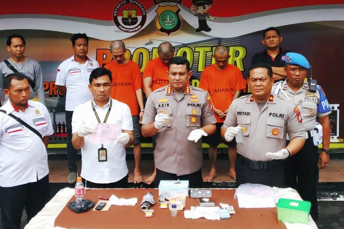 Polisi memamerkan sejumlah alat bukti menyusul penangkapan tiga orang di Bojonggede, Bogor, yang diduga terlibat jaringan peredaran narkoba jenis sabu.