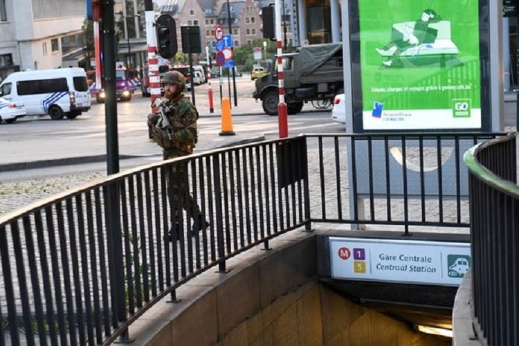 Seorang tentara berjaga-jaga di stasiun kereta bawah Gare Centrale, Brussels, Belgia.