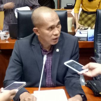 Ketua Komisi I DPR Abdul Kharis Almasyhari memberikan keterangan pers seusai uji kelayakan dan kepatutan komisioner KIP