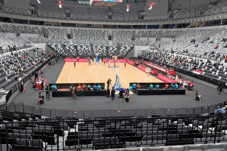 Suasana Indonesia Arena dalam laga tes event FIBA World Cup atau Piala Dunia Basket 2023 antara Indonesia Patriots vs Suriah, Jumat 4 Agustus 2023.