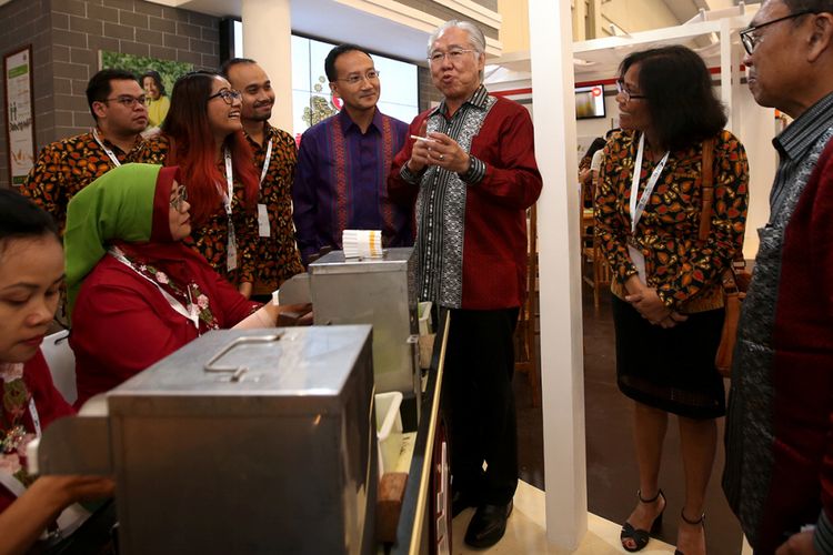 Menteri Perdagangan Republik Indonesia, Enggartiasto Lukito (ketiga dari kanan) didampingi Direktur Independen PT HM Sampoerna Tbk. (Sampoerna), Yos Adiguna Ginting (keempat dari kanan) mengunjungi Paviliun Sampoerna pada Trade Expo Indonesia ke-32 di ICE BSD City, Tangerang, Banten, Rabu (11/10/2017). Dalam acara itu, Sampoerna turut memperkenalkan program kemitraan Sistem Produksi Terpadu yang bertujuan meningkatkan kualitas dan kuantitas tembakau di Indonesia sehingga para petani dapat bersaing dalam rantai pasar nasional maupun global.