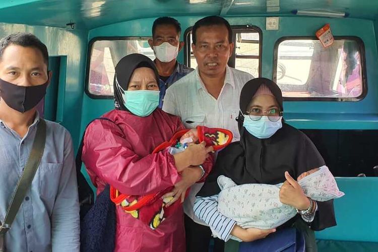 Anggota DPRD Kepulauan Meranti H Hatta (baju putih) saat mendampingi orangtua bayi kembar tanpa anus dirujuk ke RSUD Arifin Achmad di Kota Pekanbaru, Riau, Kamis (23/9/2021).