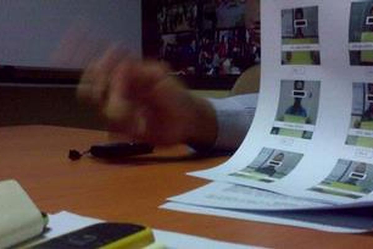 Direktorat Reserse Kriminal Khusus Polda Metro Jaya mengungkap jaringan penipu SMS dan telepon. Sebanyak 6 tersangka yang juga narapidana LP Tanjung Gusta ditangkap.