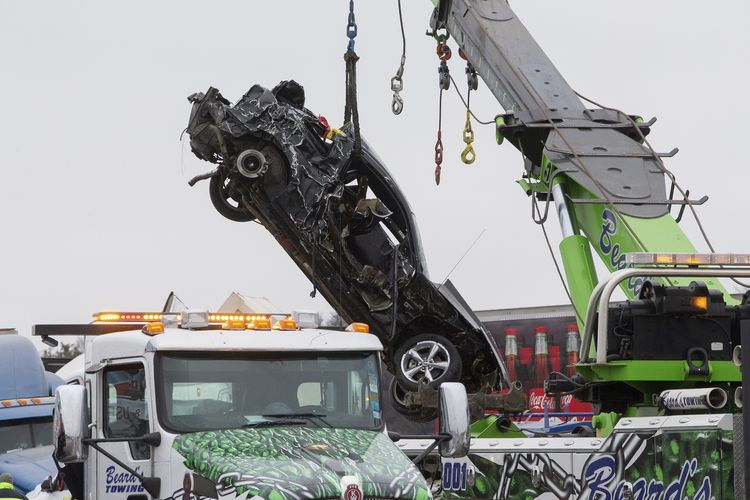 Proses evakuasi mobil yang terlibat kecelakaan beruntun di jalan tol Interstate 35, Fort Worth, Texas, Amerika Serikat, pada Kamis (11/2/2021). Insiden ini melibatkan lebih dari 130 kendaraan dan sedikitnya menewaskan 6 orang, sementara puluhan lainnya luka-luka. Aspal jalan tol berselimut es karena musim dingin.