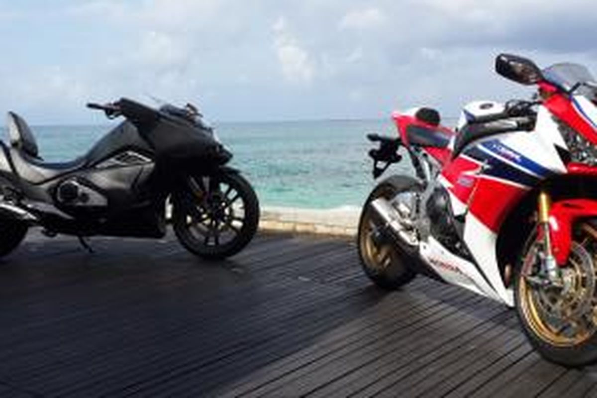 CBR1000RR SP (kanan) dan NM4 Vultus (kiri) dua 