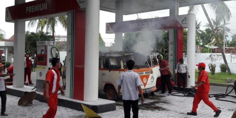 VW combi terbakar saat mengisi bahan bakar di Banyuwangi Kamis.(24/11/2016)