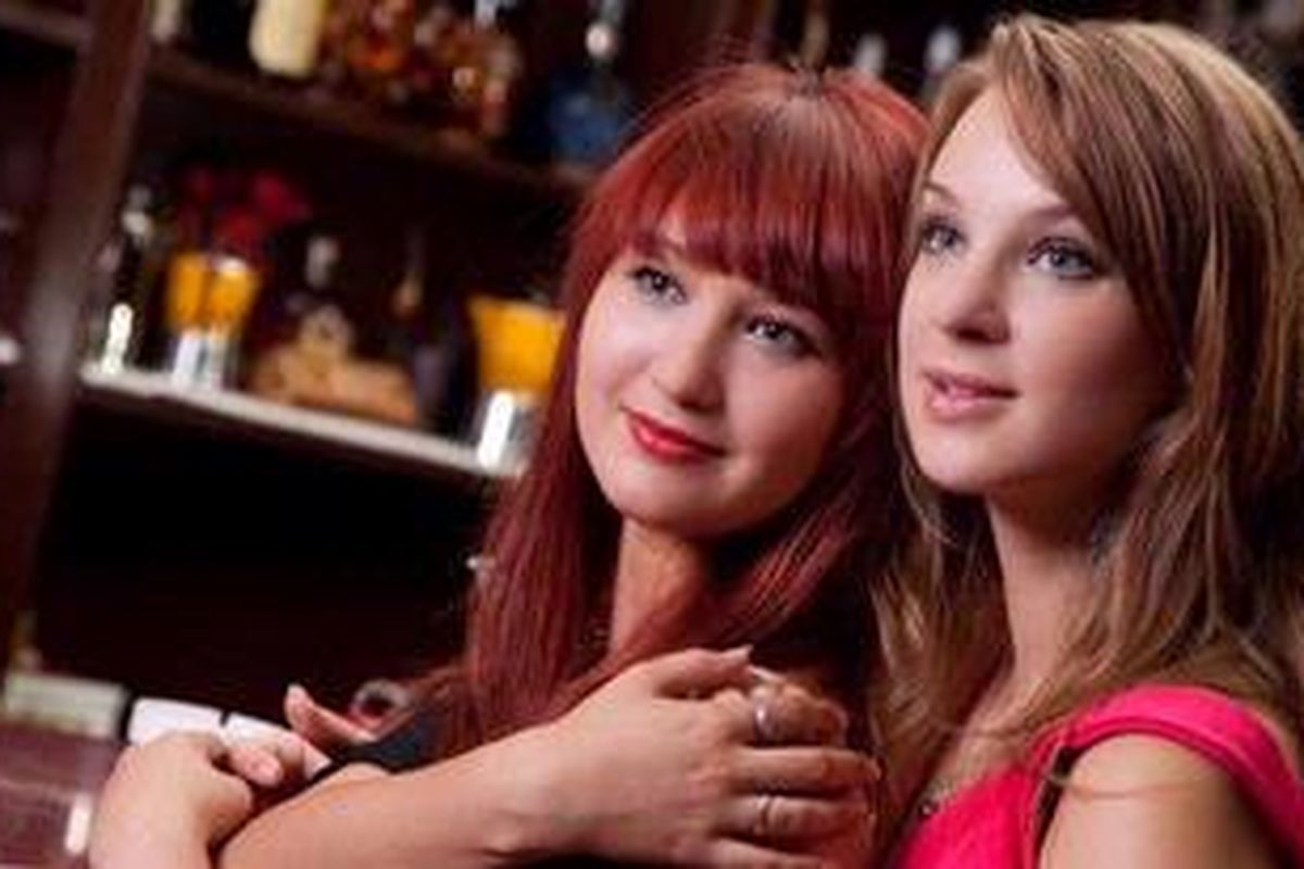 Pencarian figur yang melindungi, yang tak didapati remaja di rumah, bisa membuat orientasi seksualnya berubah, dari hetero menjadi homo.