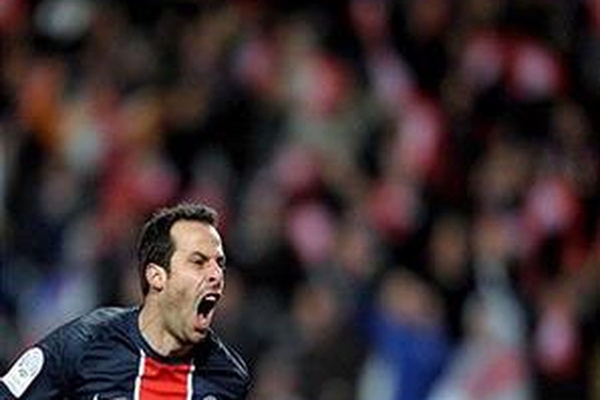 Pemain sayap Paris Saint Germain, Ludovic Giuly.