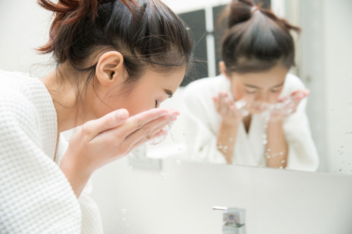 Ilustrasi cuci muka, berikut rekomendasi sabun muka untuk kulit berminyak.  
