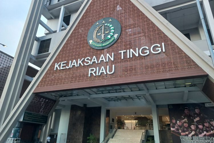 Gedung Kejati Riau di Jalan Jenderal Sudirman, Pekanbaru, Riau.