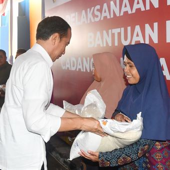 Presiden Joko Widodo membagikan bantuan pangan dan Bantuan Langsung Tunai (BLT) El Nino di Gudang Bulog Klahang, Kabupaten Banyumas, Rabu (3/1/2024).