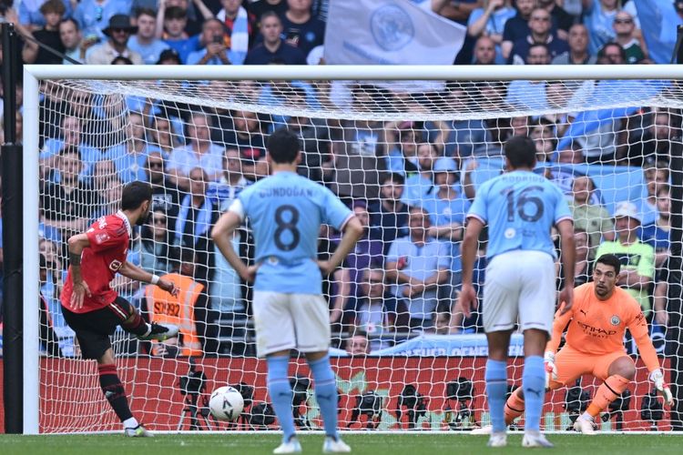 Bruno Fernandes mencetak gol penalti dalam pertandingan Man City vs Man United pada final Piala FA 2022-2023 di Stadion Wembley, London, Inggris, Sabtu (3/6/2023) malam WIB. (Photo by Glyn Kirk/AFP)