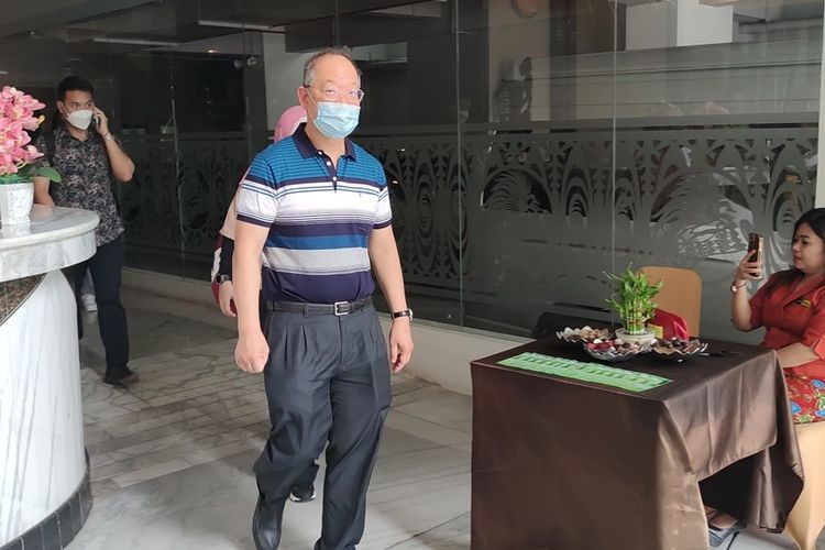 Salah satu dokter asal Singapura yang datang ke Jayapura untuk melakukan pemeriksaan kesehatan terhadap Lukas Enembe, keluar dari hotel untuk kembali ke Singapura, Jayapura Papua, Rabu (12/10/2022)