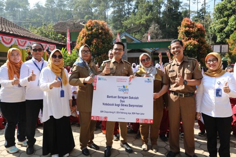 PT Dana Tabungan dan Asuransi Pegawai Negeri (Persero) atau Taspen mengadakan program Srikandi Mengajar dan Taspen Pintar di tiga sekolah di Kabupaten Bandung , Jawa Barat, pada Selasa (238/2022).