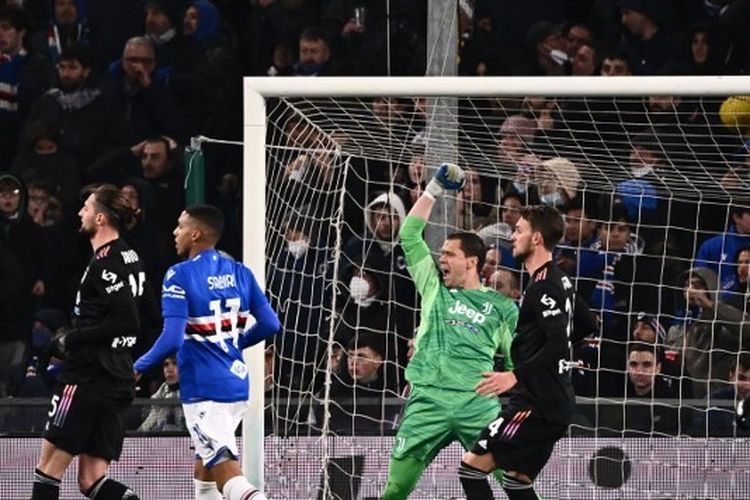Kiper Juventus asal Polandia, Wojciech Szczesny, melakukan selebrasi usai menggagalkan penalti Antonio Candreva dalam laga Liga Italia 2021-2022 kontra Sampdoria di Stadion Luigi Ferraris, 12 Maret 2022.