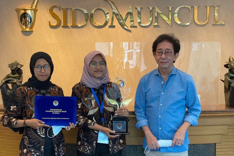 Direktur Sido Muncul Irwan Hidayat bersama Perangkat Desa Manggihan menerima penghargaan Proklim Utama. 