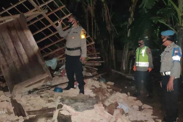 Kondisi rumah Sukini (90) warga Desa Tunjungrejo, Kecamatan Margoyoso, Kabupaten Pati, Jawa Tengah yang ambruk diterjang angin kencang, Rabu (3/2/2021).