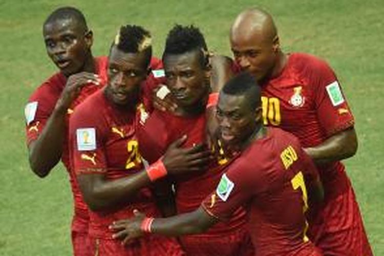 Ekspresi penyerang Ghana, Asamoah Gyan (tengah), setelah membobol gawang Jerman, pada pertandingan Grup G Piala Dunia, di Estadio Castelao, Fortaleza, Sabtu (21/6/2014).