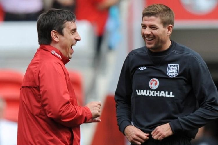 Steven Gerrard (kanan) berbincang dengan Gary Neville (kiri) saat latihan timnas Inggris di Stadion Wembley pada 1 Juni 2012.