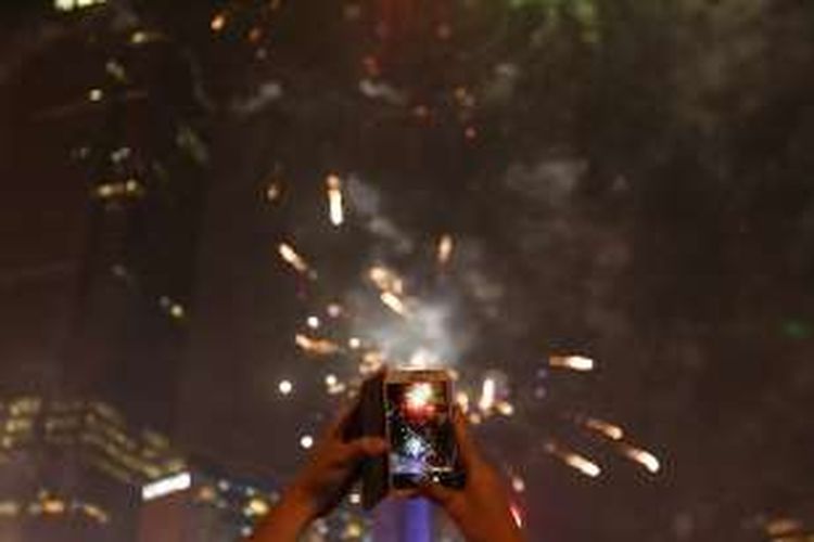 Pesta kembang api untuk merayakan malam pergantian tahun di kawasan Bundaran Hotel Indonesia, Jakarta, Jumat (1/1/2016).