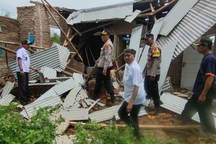 Jajaran Polsek Seltim Polres Cirebon Kota dan Lurah Argasunya Kecamatan Harjamukti Kota Cirebon menunjukan rumah Suwanda yang ambruk karena tertimpa hujan deras dan angin kencang pada Selasa Malam (25/10/2022)