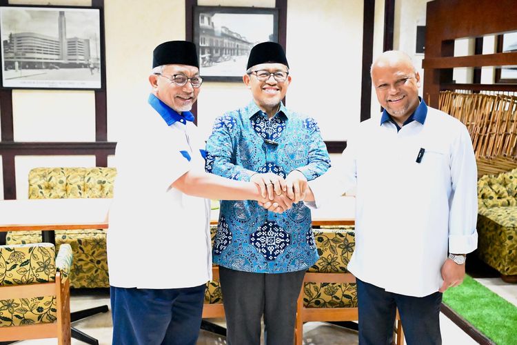 Pasangan Calon Gubernur dan Wakil Gubernur Jawa Barat nomor urut 3, Ahmad Syaikhu-Ilham Habibie (ASIH) resmi mengukuhkan susunan tim pemenangan dalam Pemilihan Kepala Daerah (Pilkada) Jabar 2024 di Hotel Horison, Kota Bandung, Selasa (8/10/2024) malam.