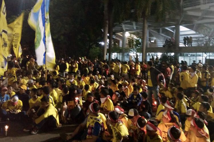 Aksi boikot di luar stadion, yang dilakukan Ultras Mania pada saat pertandingan Persegres Gresik United kontra Persipura Jayapura.