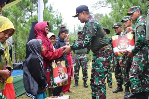 Sambil Latihan Militer, Kopassus Gelar Bakti Sosial di Bandung Barat