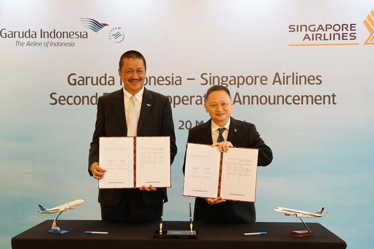 Direktur Utama Garuda Indonesia, Irfan Setiaputra (kiri) dan CEO Singapore Airlines, Goh Choon Phong (kanan) saat pengumuman perluasan kerja sama antara Garuda Indonesia dan Singapore Airlines, Senin (20/5/2024).