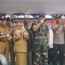 Kapolri dan Panglima TNI Bagi Sembako ke Warga Penagih yang Dekat Lokasi Observasi WNI