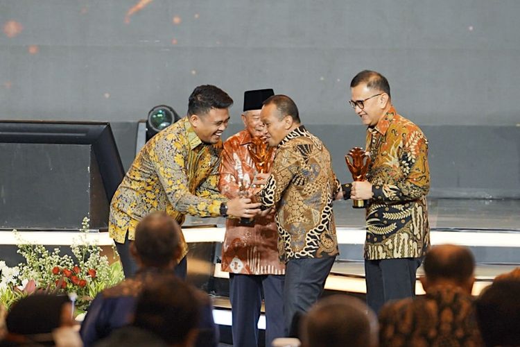 Walkot Medan Bobby Nasution saat penghargaan Anugerah Layanan Investasi (ALI) Tahun 2022 dengan kategori Pemerintah Kota Terbaik Kedua di Hotel Fairmont Jakarta Jalan Asia Afrika Jakarta, Rabu (12/10/2022).