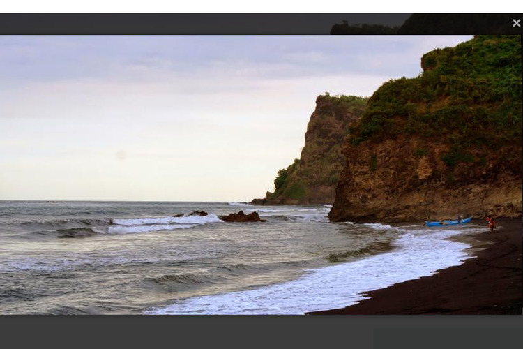 Pantai Dampar, salah satu wisata alam di Lumajang, Jawa Timur.  Pantai masih cederung sepi dan dikelilingi tebing tinggi. 
