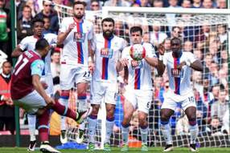 Dimitri Payet (27) melakukan eksekusi tendangan bebas saat West Ham United melawan Crystal Palace pada lanjutan Premier League di Stadion Boleyn Ground, Sabtu (2/4/2016). 