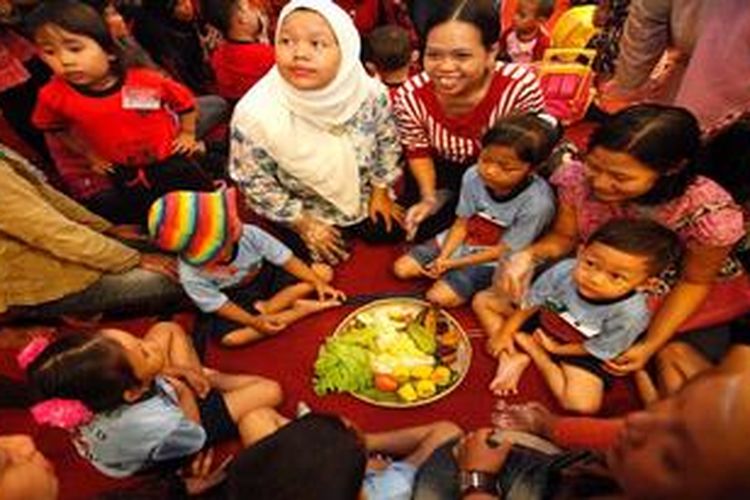 Anak-anak PAUD Yogyakarta mengikuti lomba menghias pangan yang berbahan pangan lokal di Taman Pintar dalam kegiatan edukasi Ayo Melek Gizi bertajuk "Susu Sumber Pangan Bergizi", Sabtu, (1/6/2013).