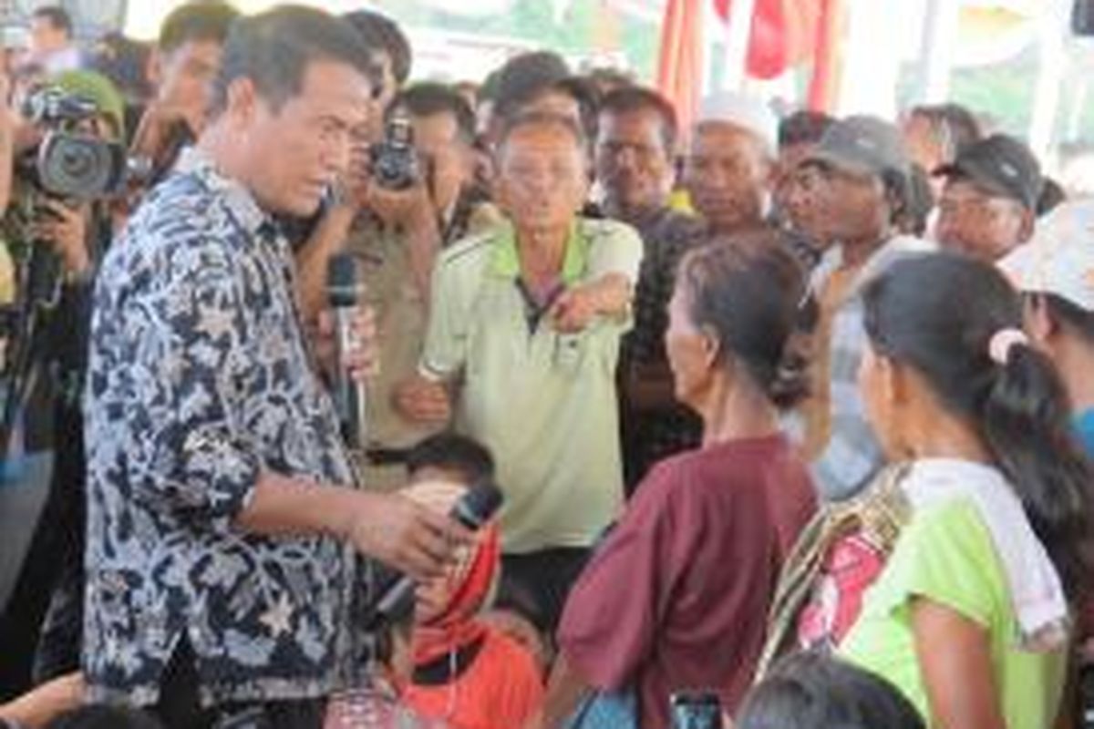 Menteri Amran Sulaiman saat mengikuti acara menanam padi perdana menggunakan mesin tanam padi (transplanter) di Desa Simodong Kabupaten Batubara Kecamatan Sei Suka Kabupaten Batubara, Rabu (22/4/2015).
