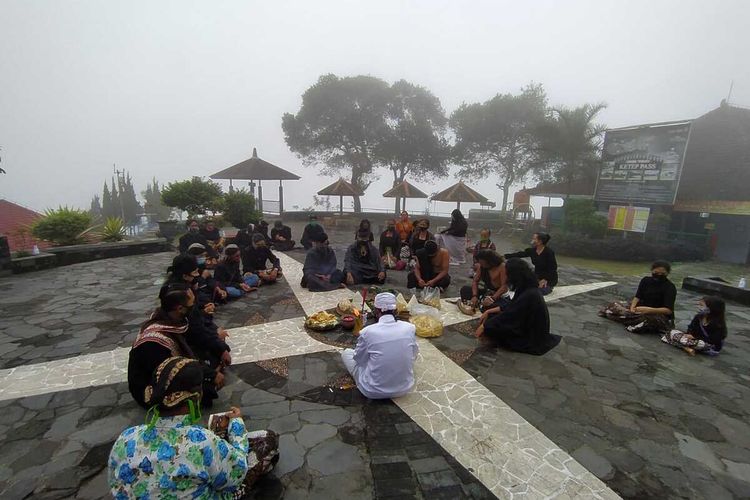 Kelompok masyarakat penghayat Pahoman Sejati dan Padepokan Seni (PS) menyelenggarakan ritual peringatan satu dekade erupsi gunung Merapi di area objek wisata Ketep Pass Merapi, Kabupaten Magelang.