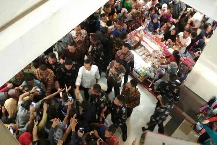 Presiden Joko Widodo berkunjung ke Mall Pakukang Makassar dan diserbu pengunjung untuk bersalaman dan berswafoto, Rabu (12/7/2017) malam.