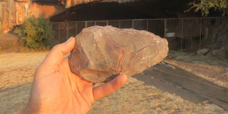 Kapak tangan dari batu, salah satu perkakas purba yang ditemukan di dalam Gua Wonderwerk.