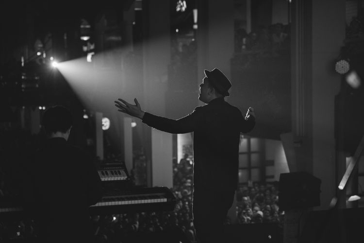 Penyanyi Tulus dalam sebuah penampilannya