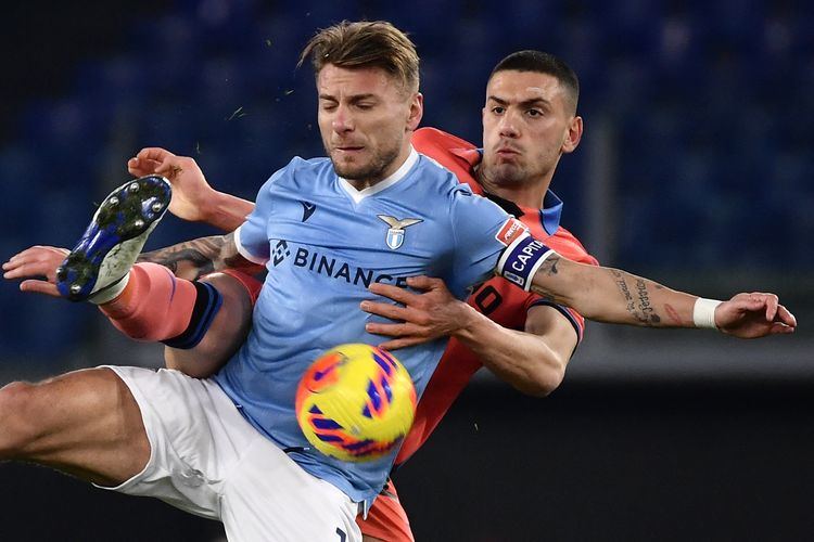 Ciro Immobile terlibat duel dengan Merih Demiral pada laga pekan ke-23 Liga Italia 2021-2022, Lazio vs Atalanta, di Stadion Olimpico, Roma, Senin (23/1/2022) dini hari WIB.