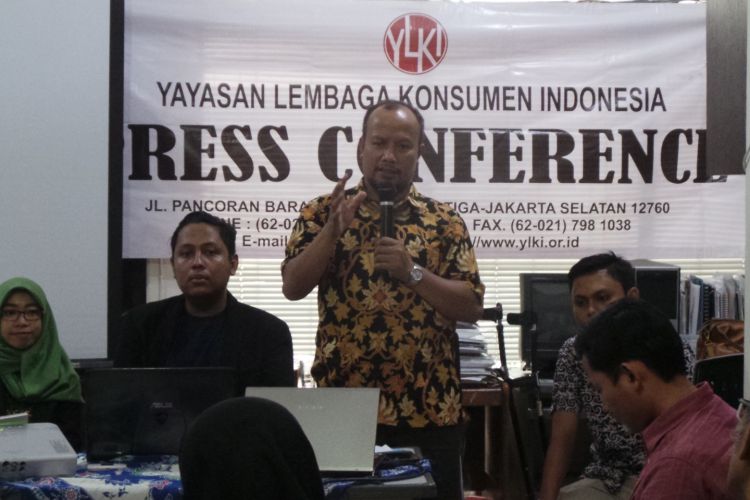 Konferensi pers Yayasan Lembaga Konsumen Indonesia (YLKI) mengenai peluncuran sistem online dan perlindungan konsumen gagal umrah, di kantor YLKI di Pancoran Barat, Jakarta Selatan, Jumat (19/5/2017). 