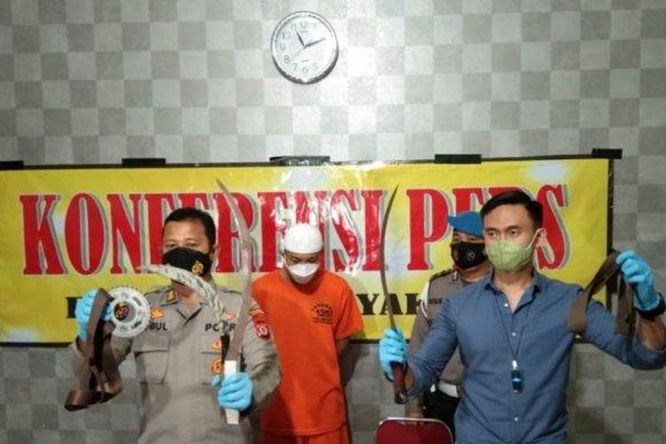 Polisi menunjukan barang bukti celurit saat jumpa pers di Polresta Yogyakarta, Kamis (11/11/2021). 