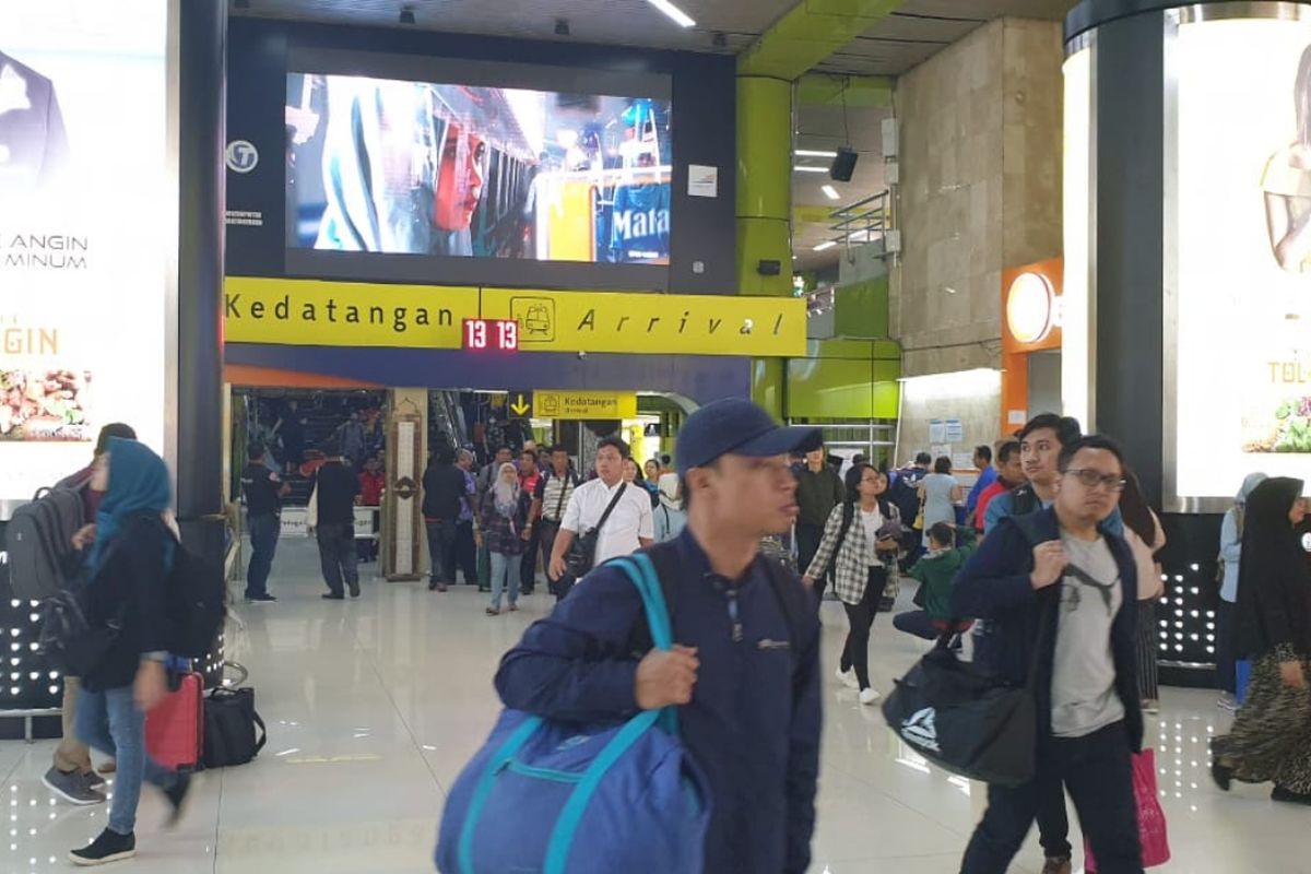 Suasana di pintu kedatangan Stasiun Gambir, Jakarta Pusat, Minggu (9/6/2019).