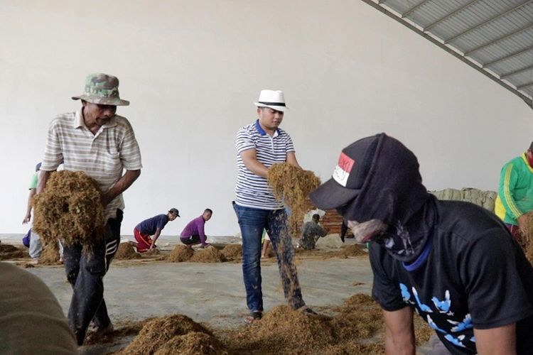 Anggota Komisi I Dewan Perwakilan Rakyat (DPR) Republik Indonesia (RI) Slamet Ariyadi mengunjungi para petani tembakau di Kabupaten Pamekasan, Madura dengan kondisi yang memprihatinkan dan tidak mengalami perubahan. 