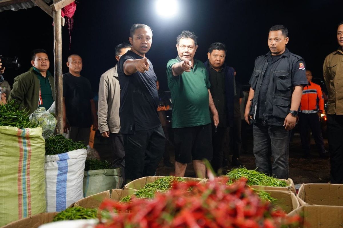 Gubernur Riau (Gubri) Abdul Wahid meninjau Pasar Induk Angkutan Kota Antar Provinsi (AKAP) Pekanbaru pada Selasa (2/9/2025) dini hari.