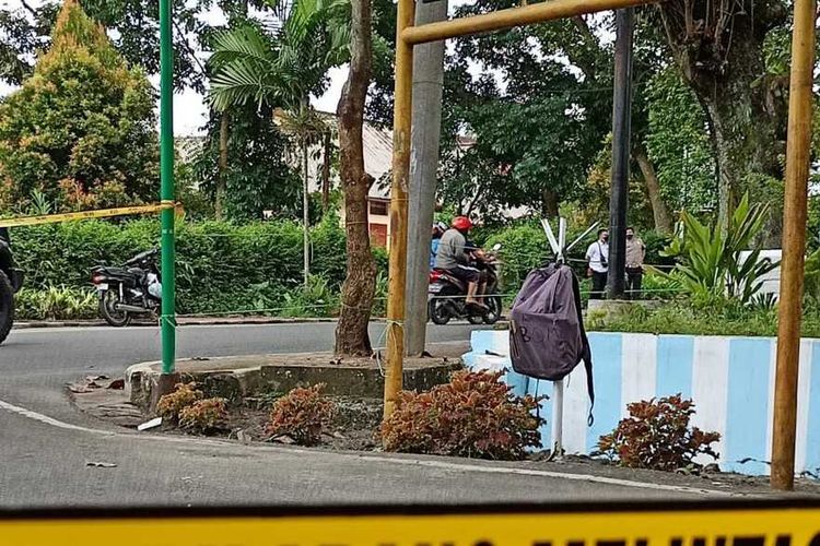 Foto: Polisi memasang garis polisi di sekitar lokasi ditemukannya tas bertuliskan 'Awas Ada Bom' di simpang Jalan Gunung Simanuk manuk dan Jalan MH Sitorus Kecamatan Siantar Barat, Senin (30/8/2021). 