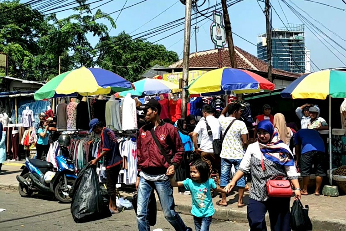Pedagang kaki lima (PKL) mengokupasi jalur pedestrian Pasar Tanah Abang, Jakarta Pusat, Senin (30/10/2017).