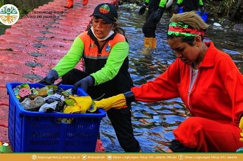 Pakai Seragam Oranye, Nikita Mirzani Bersihkan Sampah di Kali Grogol 