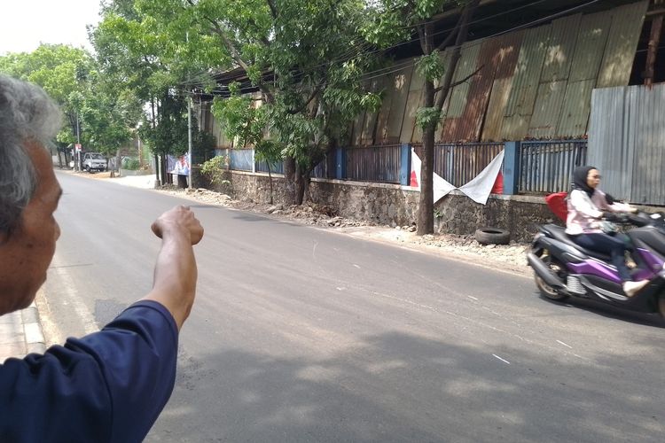 Warga menunjukan lokasi pohon yand ditabrak minibus Honda Mobilio Putih di Jalan Rumah Sakit, Kelurahan Sukamulya, Kecamatan Cinambo, Kota Bandung, Jawa Barat, Kamis (9/11/2023) sekitar pukul 20.30 WIB.