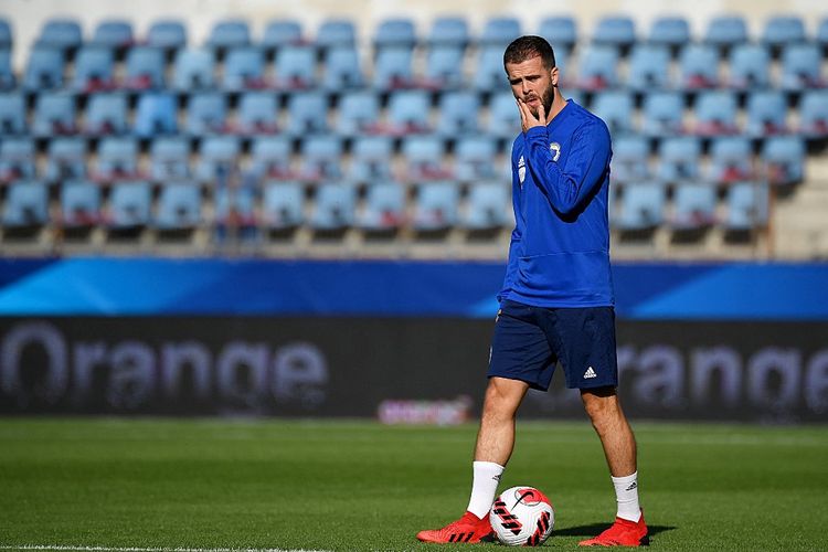 Gelandang Barcelona, Miralem Pjanic, saat mengikuti sesi latihan bersama timnas Bosnia Herzegovina. Pelatih Barca, Xavi Hernandez, mengutarakan dirinya tak tahu masa depan sang pemain bersama kubu Camp Nou.